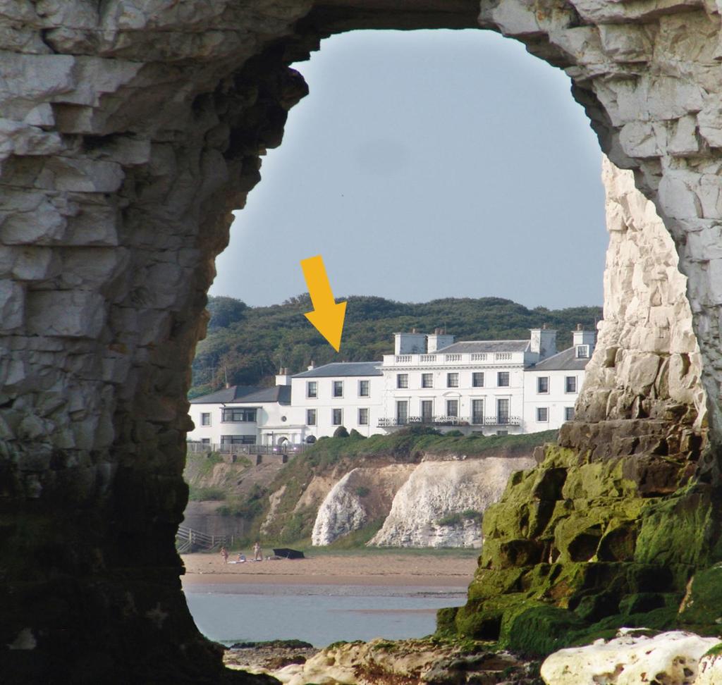 Beachfront with a parking space - Direct Accessibility to Kingsgate Bay