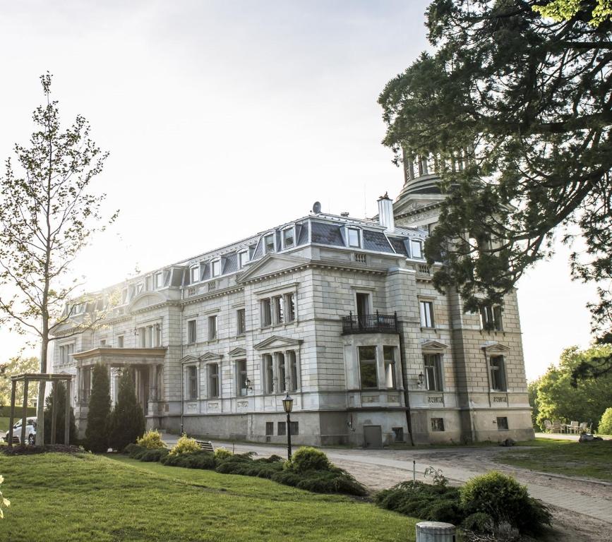 Schloss Kaarz mit Park