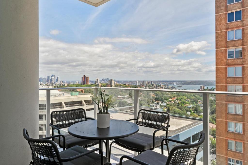 Spectacular City & Harbour Views: Bondi Junction