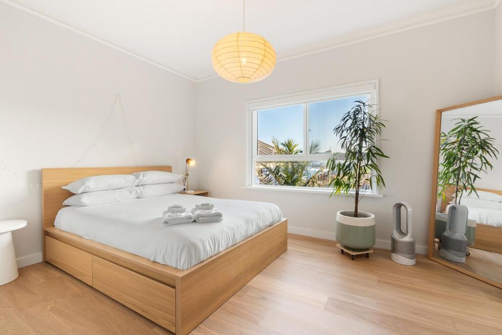 Sunlit 2BR Coastal Charm Bondi Beach Beach View