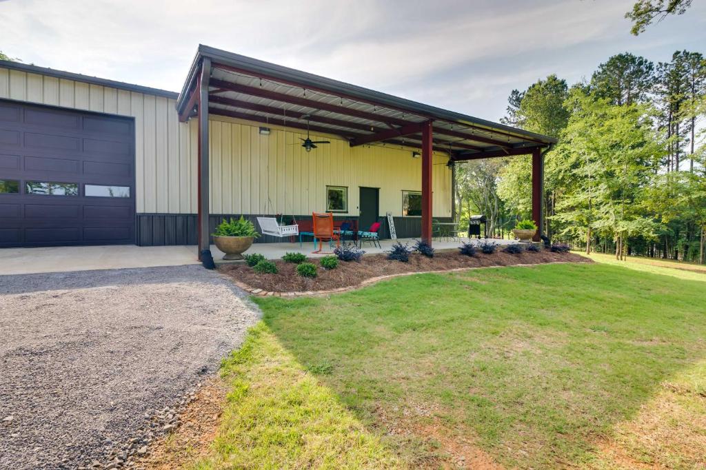 Charming Starkville Vacation Rental about 5 Mi to MSU!