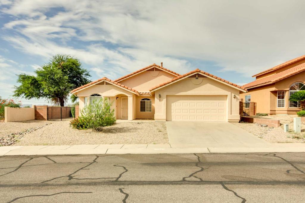 Modern Home with Patio and Mtn Views, 9 Mi to Tucson