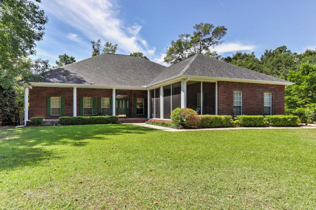 Spacious Milton House with Porch - on Golf Course!