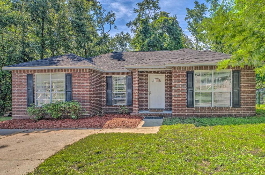 Cozy Pensacola Home with Yard 10 Mi to Dtwn!