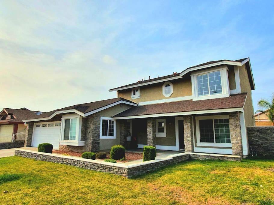 Huge 4BR 3BA Pet Friendly Home in Fontana