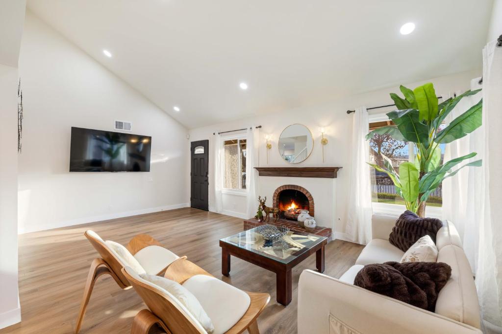 Marbella Lane - 4BR Cozy Home