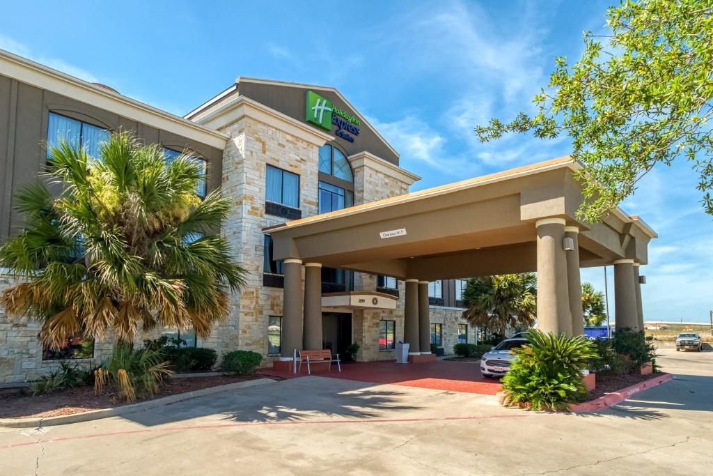 Holiday Inn Express and Suites Beeville, an IHG Hotel