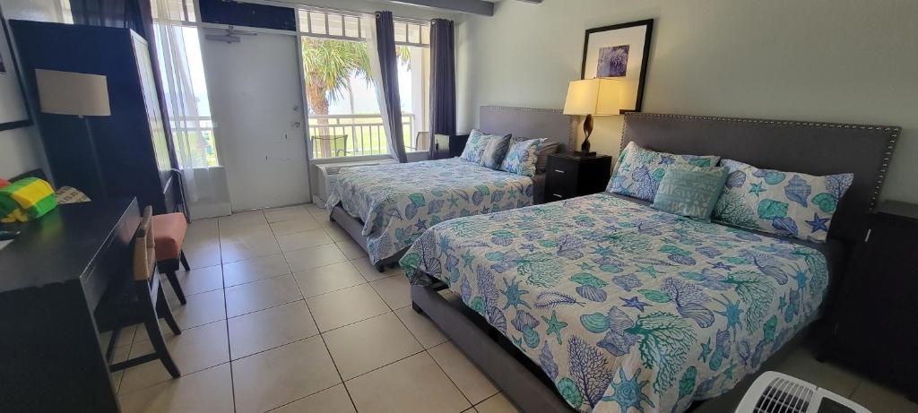 Manatee, Studio202, Beach steps away! Pool+WiFi